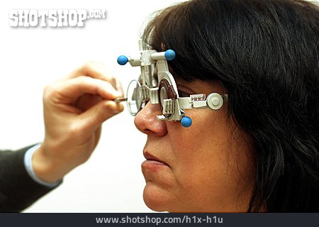 
                Optiker, Sehtest, Augenuntersuchung                   