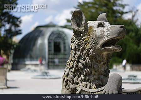 
                Hund, Steinfigur, Schloss Eisgrub                   