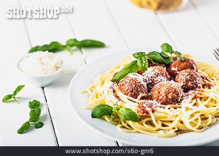 
                Spaghetti, Parmesan, Hackbällchen                   
