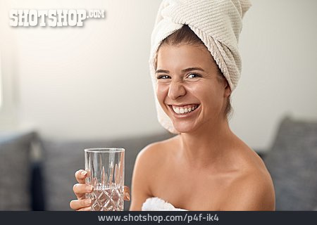 
                Junge Frau, Trinken, Hautpflege                   