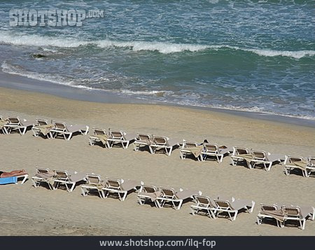
                Strand, Liegestühle, Sonnenbaden                   