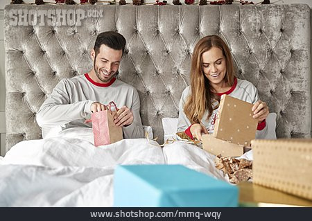 
                Paar, Weihnachten, Geschenk, Auspacken                   