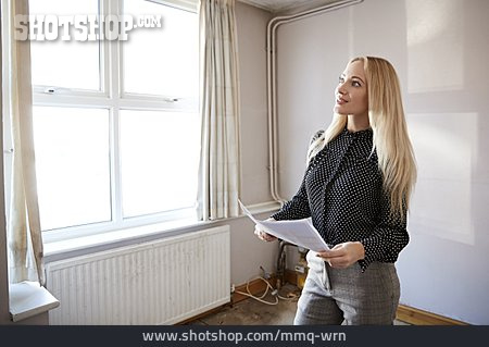 
                Frau, Wohnungssuche, Wohnungsbesichtigung                   