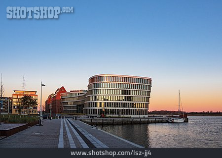 
                Hafen, Promenade, Rostock                   