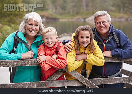 
                Enkel, Ausflug, Großeltern, Gruppenbild                   