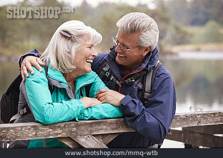 
                Zusammenhalt, Zuneigung, Seniorenpaar                   