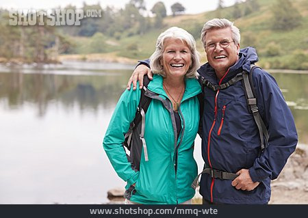 
                Wanderurlaub, Seniorenpaar, Outdoorbekleidung                   