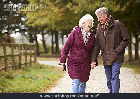 
                Spaziergang, Hand Halten, Zuneigung, Seniorenpaar                   