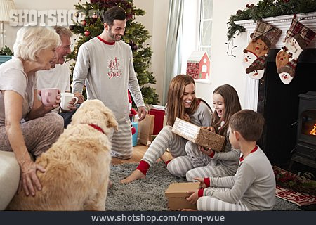 
                Familie, Bescherung, Weihnachtsmorgen                   