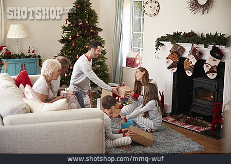 
                Zuhause, Familie, Bescherung, Weihnachtsmorgen                   