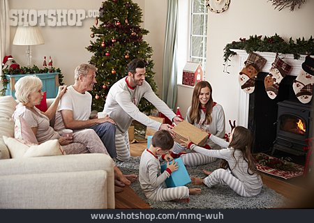 
                Bescherung, Geschenke, Weihnachtsmorgen                   