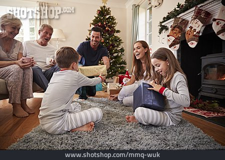 
                Weihnachten, Familie, Schenken                   