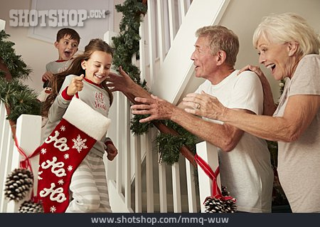 
                Enkel, Aufregung, Großeltern, Weihnachtsmorgen                   