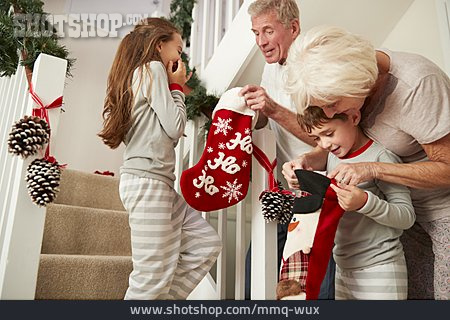 
                Enkel, Bescherung, Weihnachtsmorgen                   