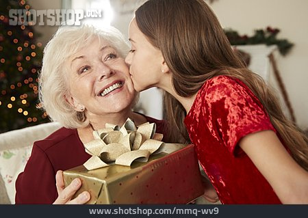 
                Weihnachten, Kuss, Bescherung, Enkelin                   