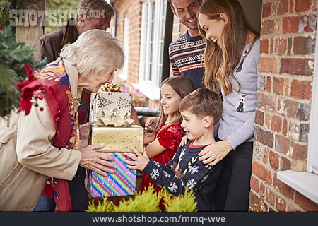 
                überreichen, Großeltern, Weihnachtsgeschenk                   