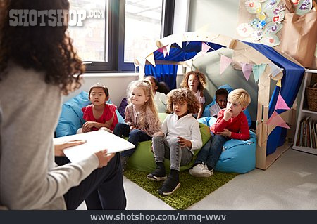 
                Kindergarten, Vorlesen, Kindergärtnerin                   