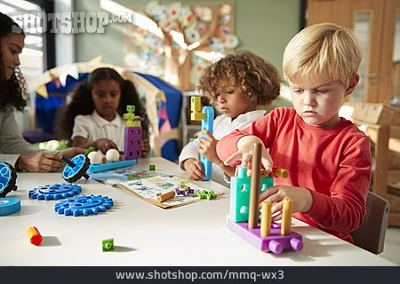 
                Spielen, Kindergarten, Konstruieren                   
