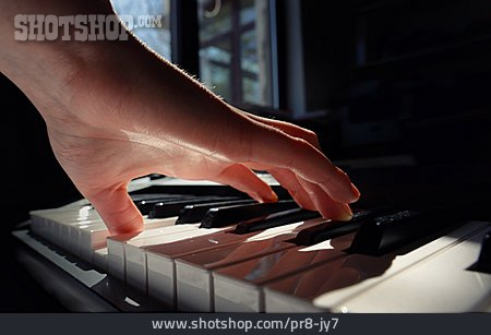
                Klaviertastatur, Klavierspielen                   