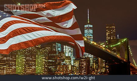 
                Brooklyn Bridge, Amerikanische Flagge, New York City                   