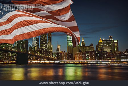 
                Brooklyn Bridge, East River, Amerikanische Flagge, New York City                   