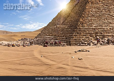 
                Tourismus, Pyramide, Kamele                   