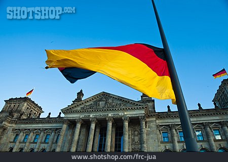 
                Deutschlandflagge, Reichstagsgebäude                   