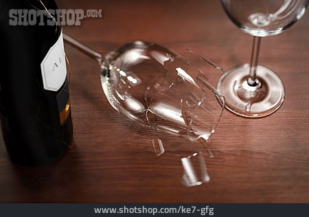 
                Weinglas, Zerbrochen                   