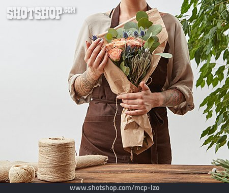 
                Blumenstrauß, Verpacken, Floristin                   