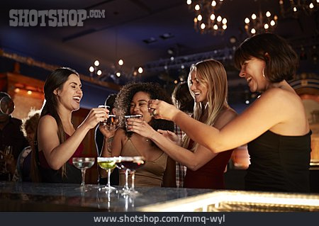 
                Feiern, Bar, Freundinnen, Zuprosten                   