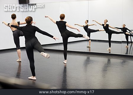 
                Spiegel, Körperhaltung, Ballettunterricht                   