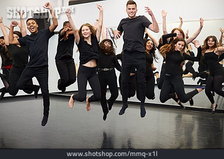
                Luftsprung, Modern Dance, Choreografie, Tanzklasse                   
