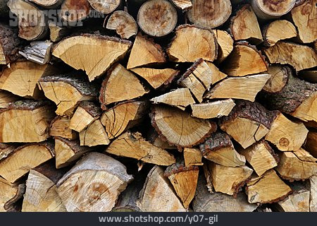 
                Holzstapel, Schnittholz, Brennholz                   