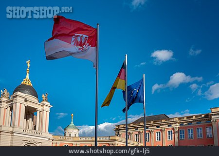 
                Potsdam, Flaggen, Landtag                   