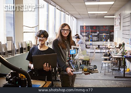 
                Studenten, Werkstatt, Robotik                   