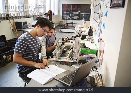 
                Zusammenarbeit, Forschung, Schüler, Maschinenbau                   