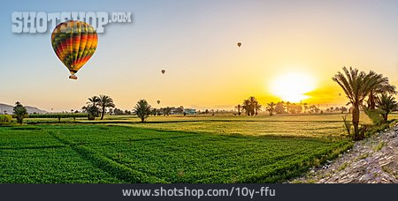 
                Sonnenuntergang, Heißluftballon, Getreidefeld                   