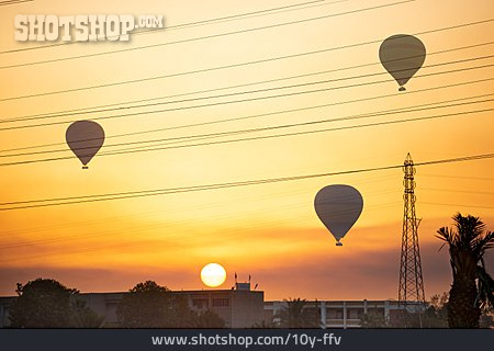 
                Sonnenuntergang, Heißluftballon                   