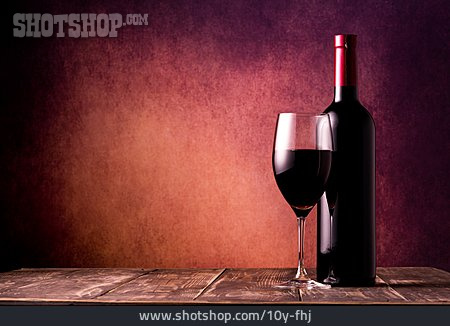 
                Weinglas, Weinflasche, Rotwein                   