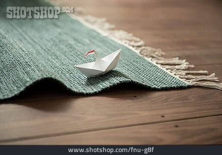 
                Wellen, Papierschiff                   