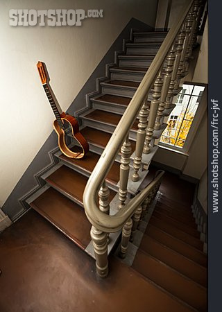 
                Gitarre, Defekt, Treppenhaus                   