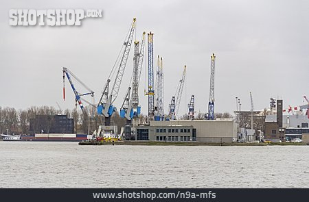 
                Hafen, Containerhafen, Industriehafen                   
