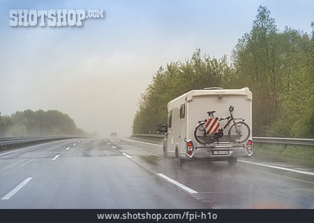
                Autobahn, Regenwetter, Wohnmobil                   