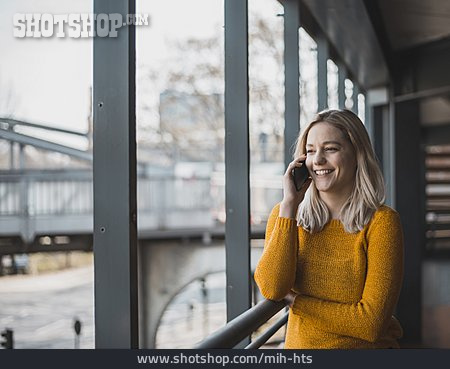 
                Frau, Mobile Kommunikation, Telefonieren                   