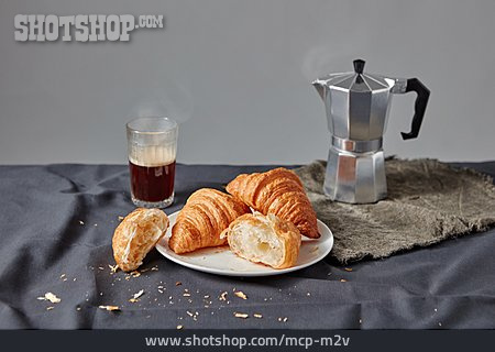 
                Kaffee, Croissant, Espressokanne                   