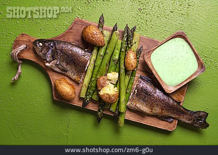 
                Grüner Spargel, Forelle, Fischgericht                   