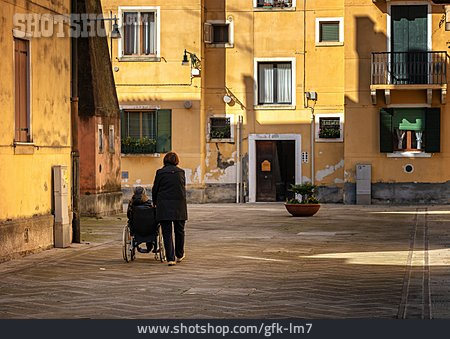 
                Spaziergang, Altstadt, Rollstuhlfahrerin                   