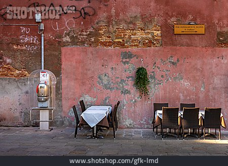 
                Straßencafé, Telefonzelle                   