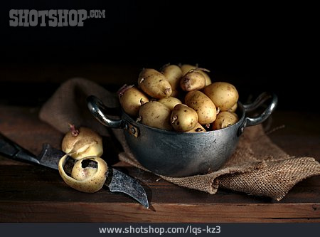 
                Kartoffel, Kochtopf, Küchenmesser                   