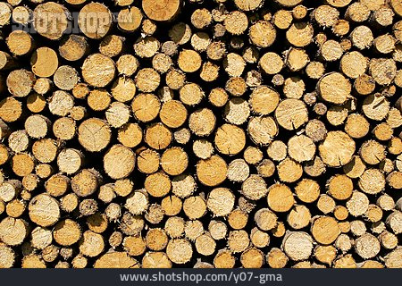 
                Holzstapel, Holzscheite, Brennholz                   